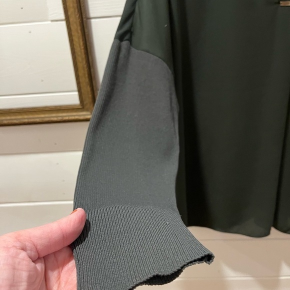 💚NWOT V-Neck Blouse with Metal Bar Detail – Dark Green (Size 16)💚 - Picture 6 of 10